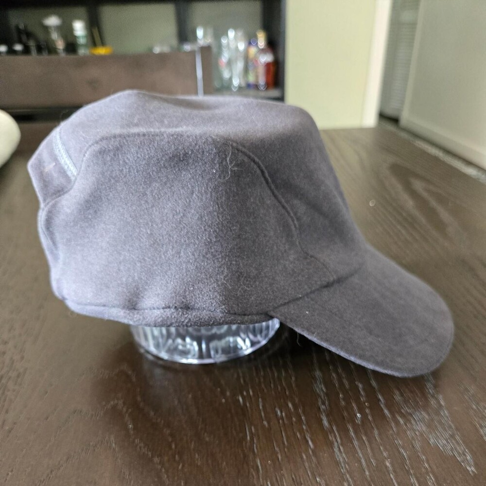 This authentic Stormy Kromer Ironwood cap is a rugged and stylish cold-weather e